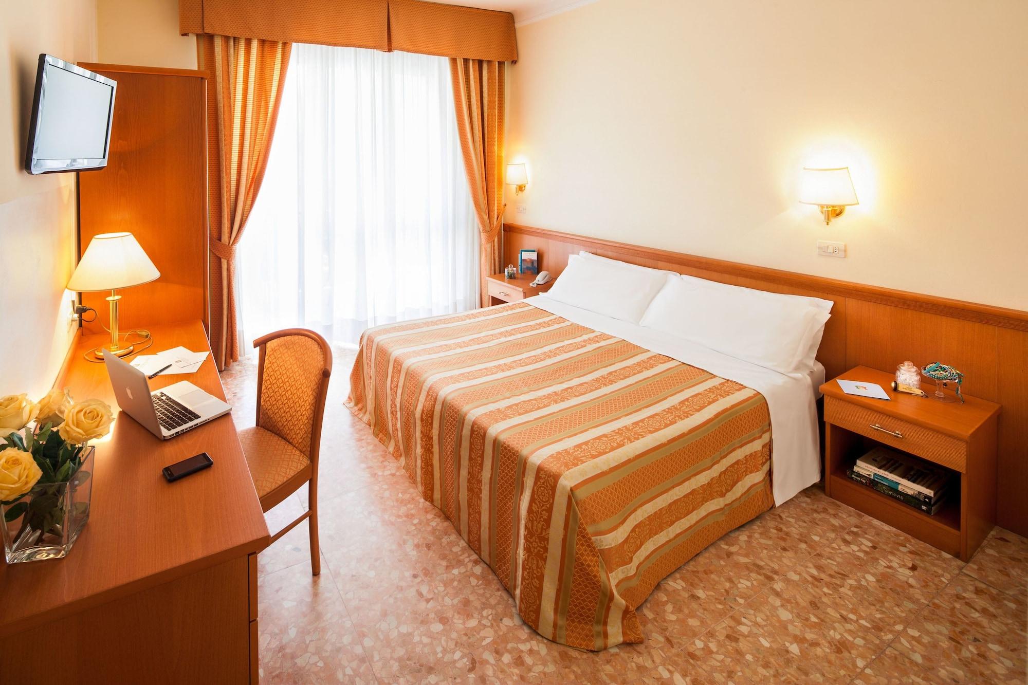 Hotel Curtis Centrale Аласио Екстериор снимка