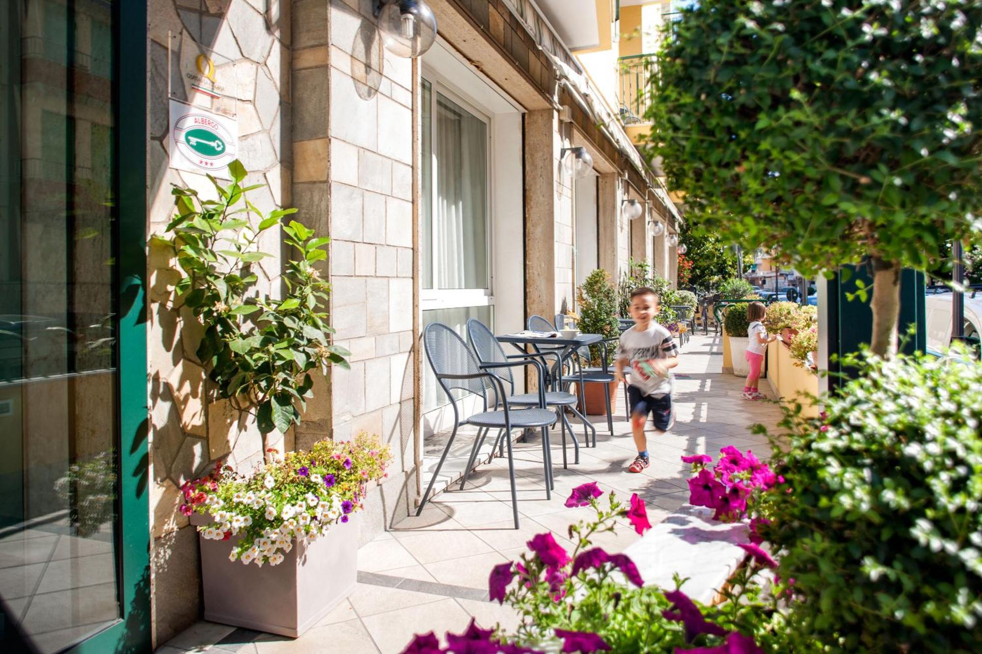 Hotel Curtis Centrale Аласио Екстериор снимка