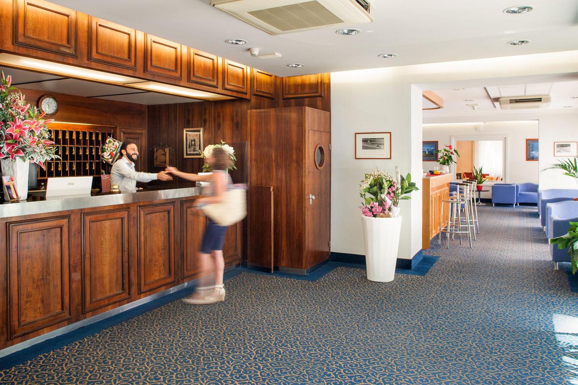Hotel Curtis Centrale Аласио Екстериор снимка