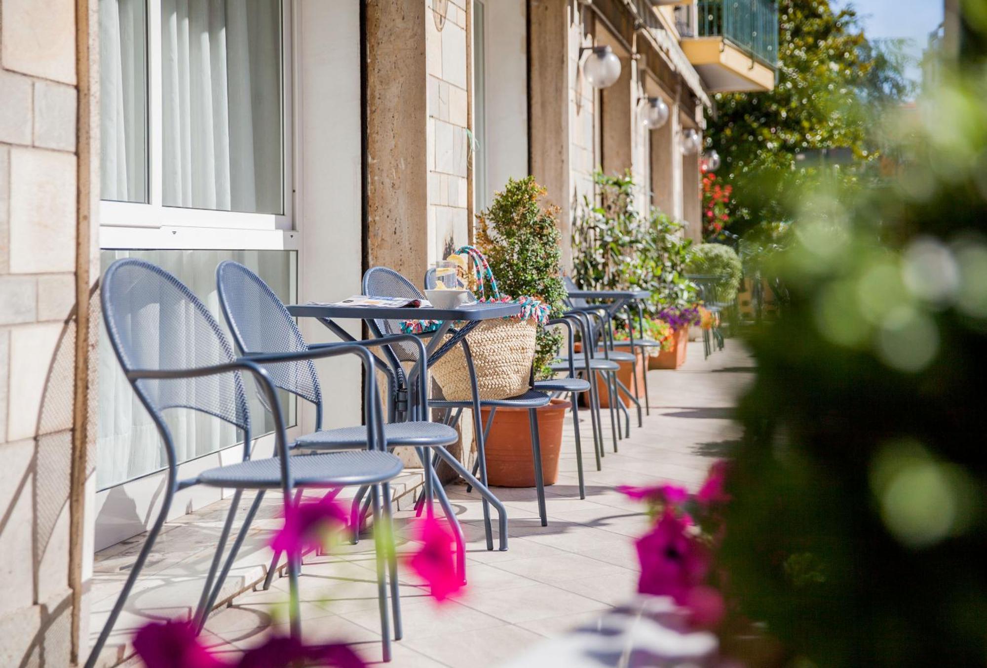 Hotel Curtis Centrale Аласио Екстериор снимка