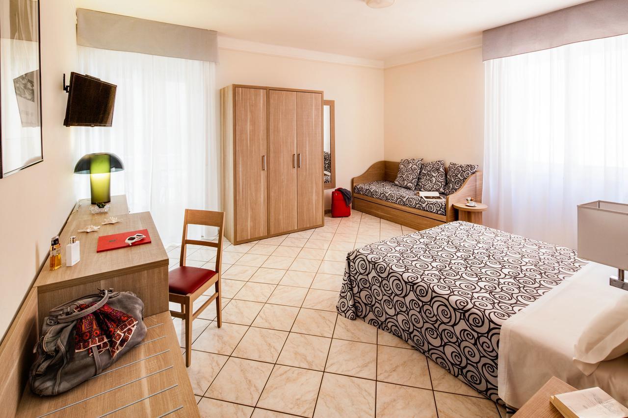 Hotel Curtis Centrale Аласио Екстериор снимка