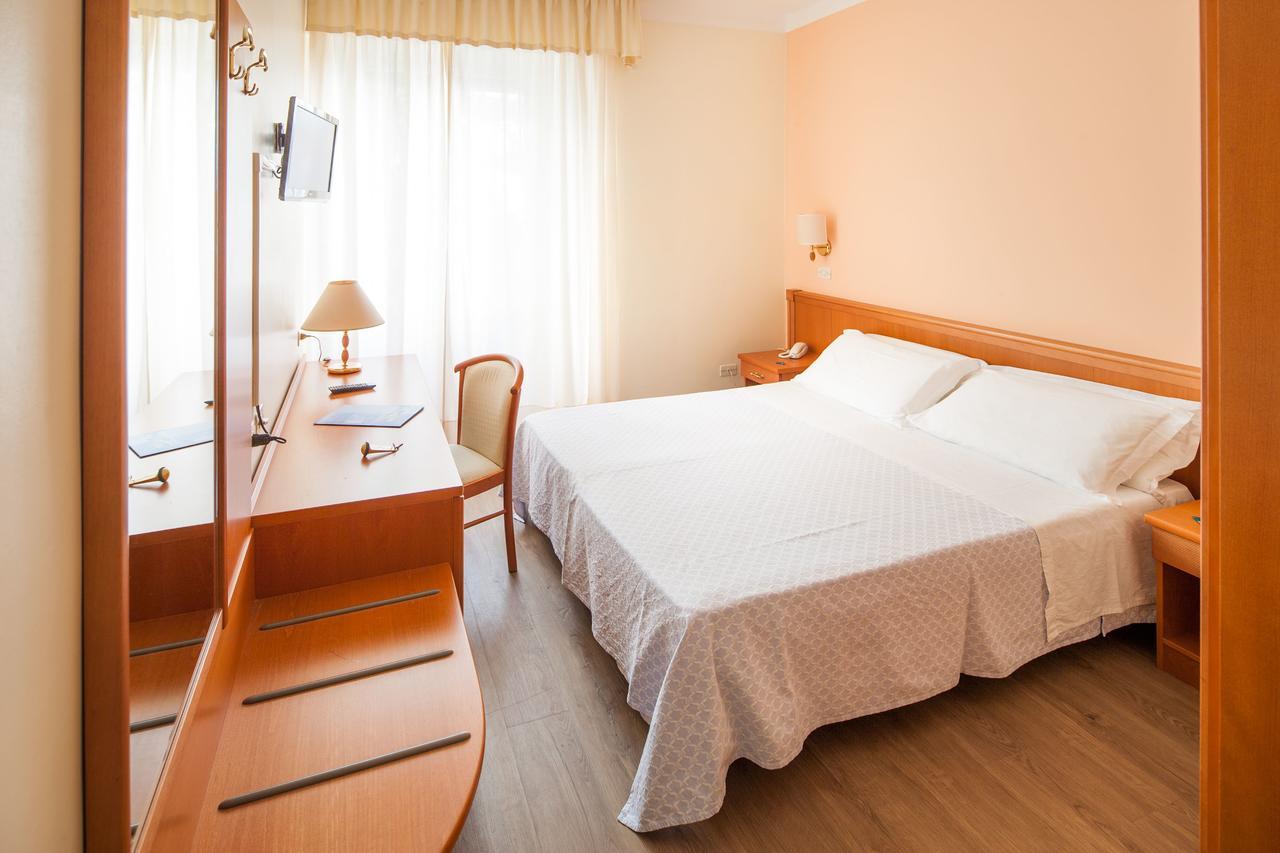 Hotel Curtis Centrale Аласио Екстериор снимка